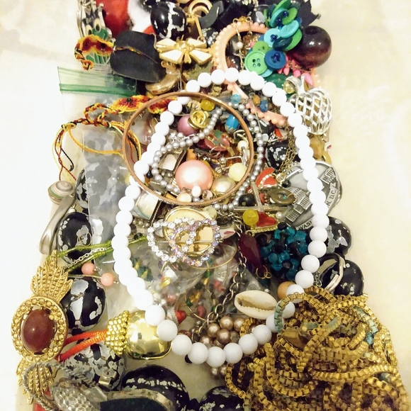 Costume Jewelry Scrap Lot 5lbs. - Picture 2 of 8